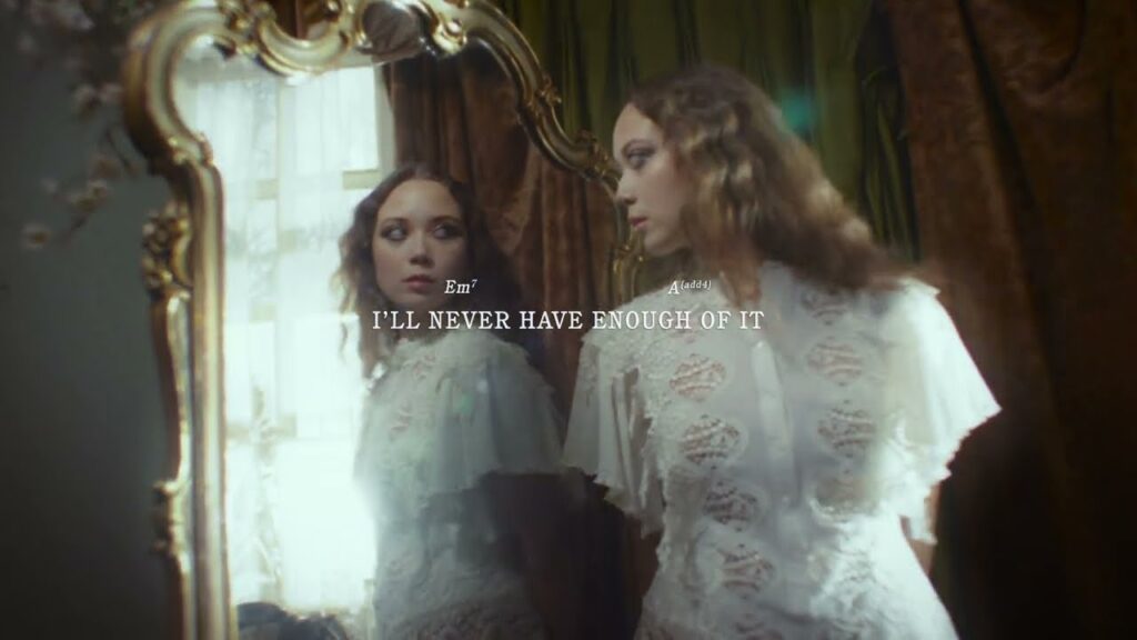 Laufey – Snow White Lyrics Meaning